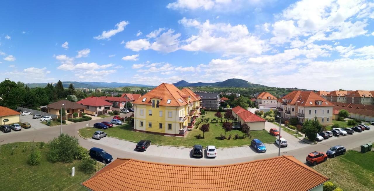 Orsika Hilltop Apartman Eger Buitenkant foto