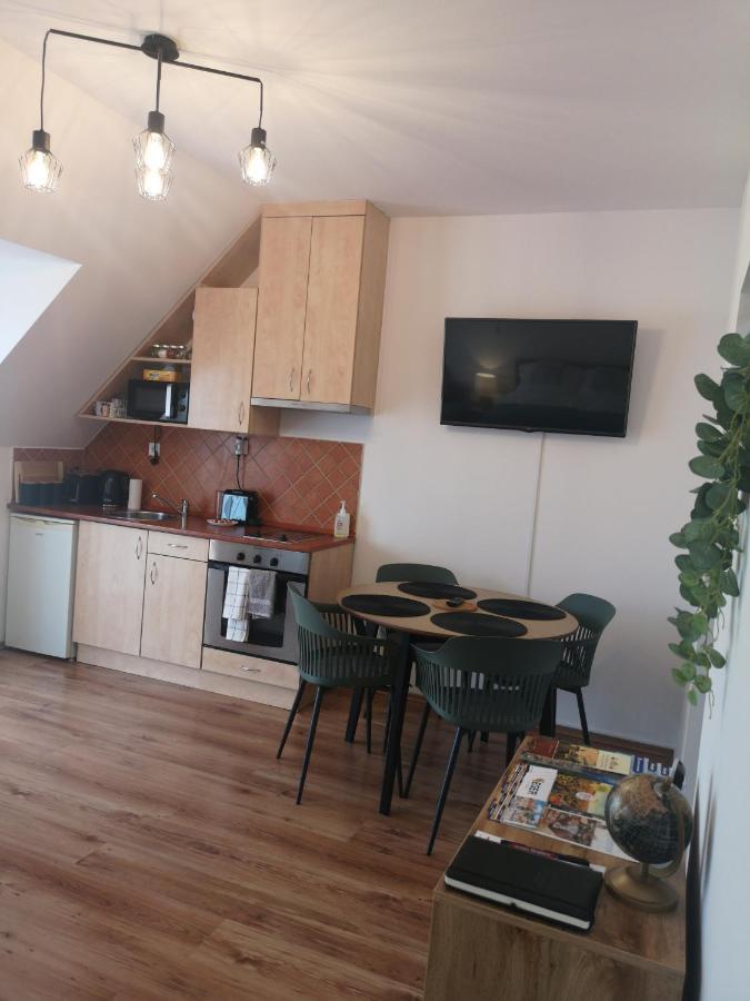Orsika Hilltop Apartman Eger Buitenkant foto