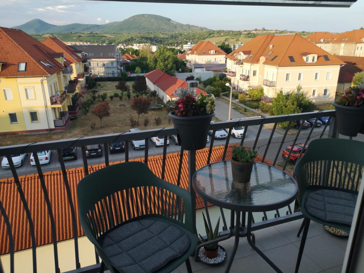 Orsika Hilltop Apartman Eger Buitenkant foto