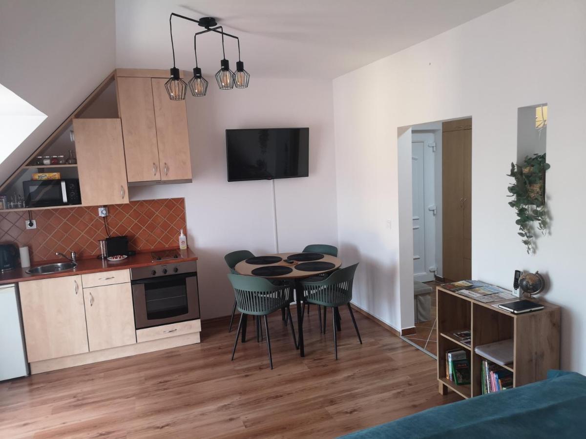 Orsika Hilltop Apartman Eger Buitenkant foto